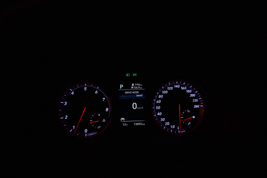 현대자동차 벨로스터 계기판.